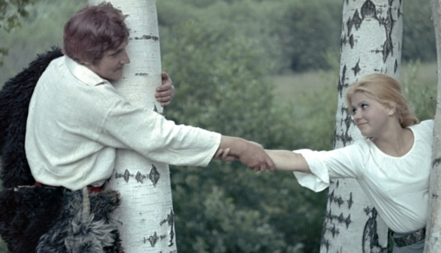 Divi aktieri mežā starp bērziem