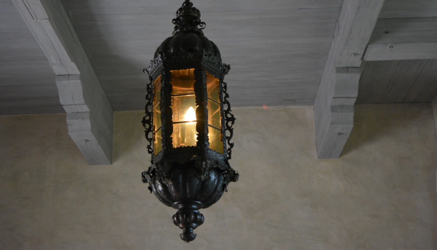 Lukturis pie griestiem