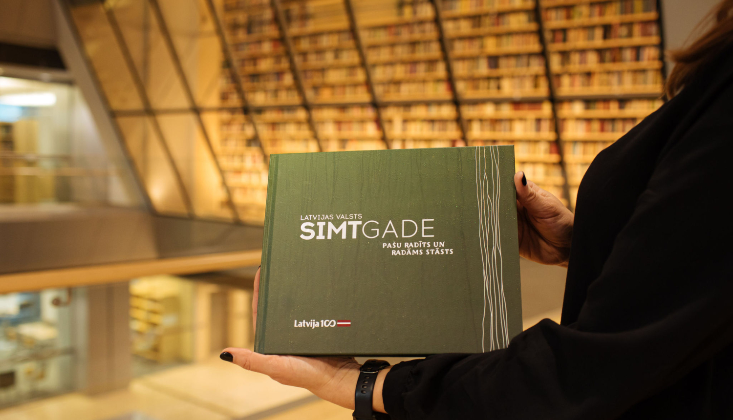 Grāmatas dāvinājums Latvijas Nacionālajai bibliotēkai, foto: Ģirts Raģelis