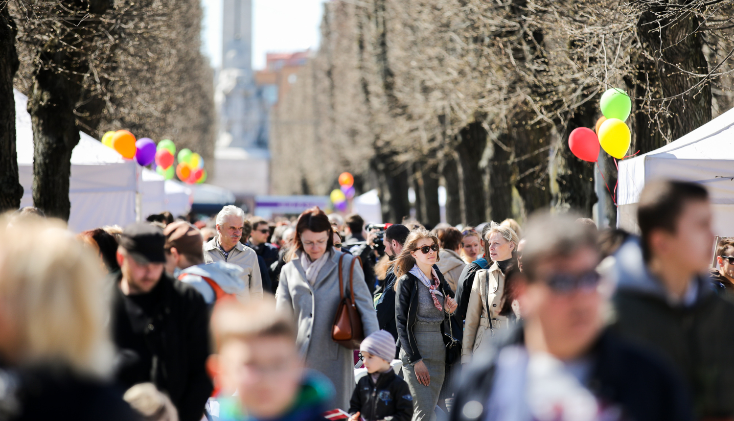 Latvijas neatkarības atjaunošanai veltītie Baltā galdauta svētki 2017. gadā, Rīgā, foto: Reinis Oliņš, Kultūras ministrija.
