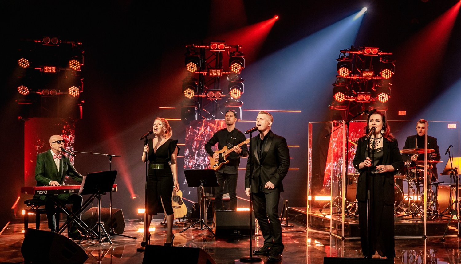 Mūziķu grupa uz skatuves