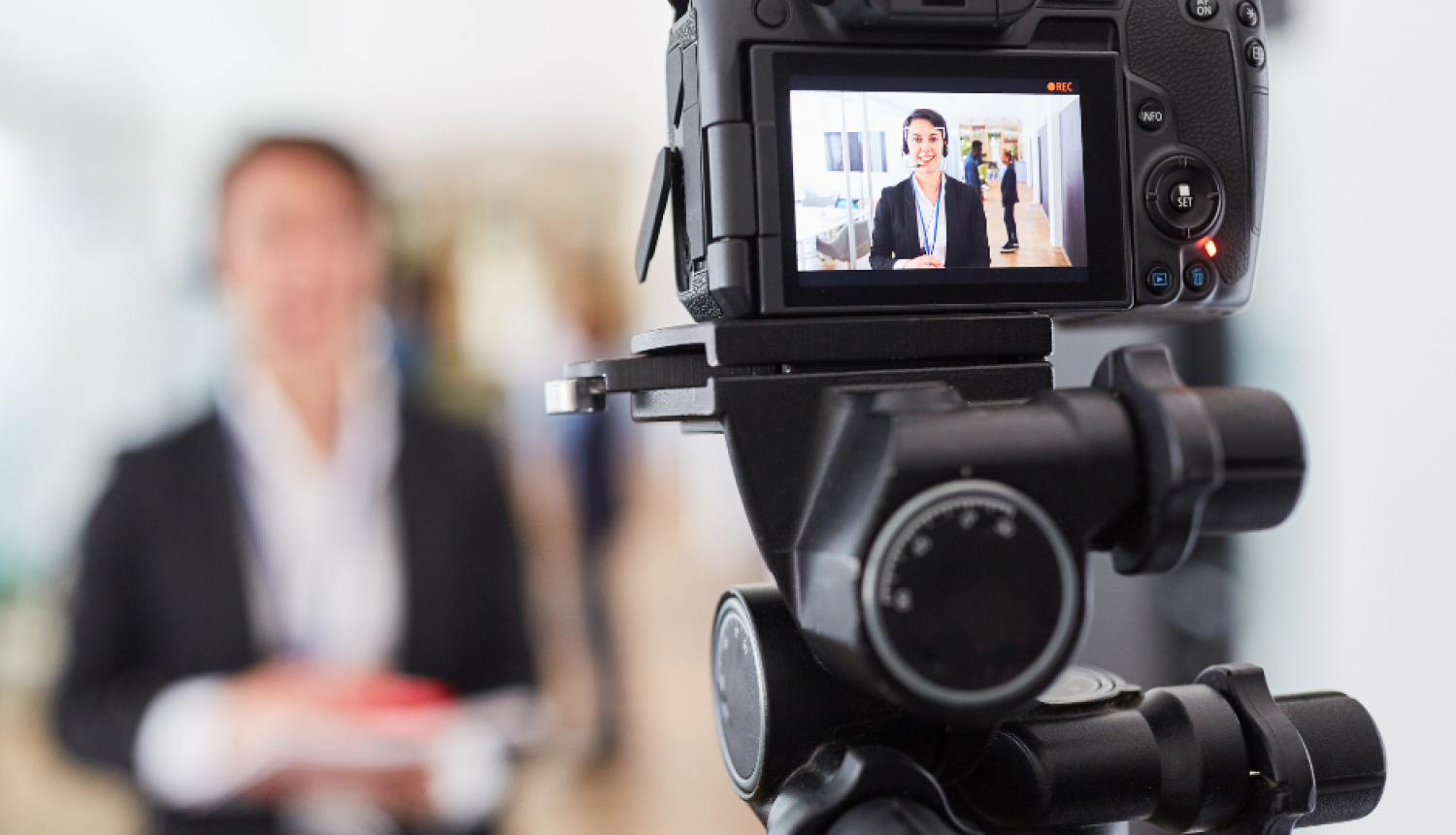 Žurnālists kameras ekrānā