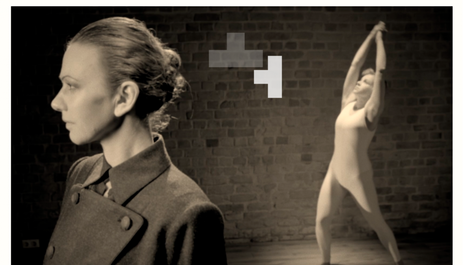 Divas sievietes uz skatuves