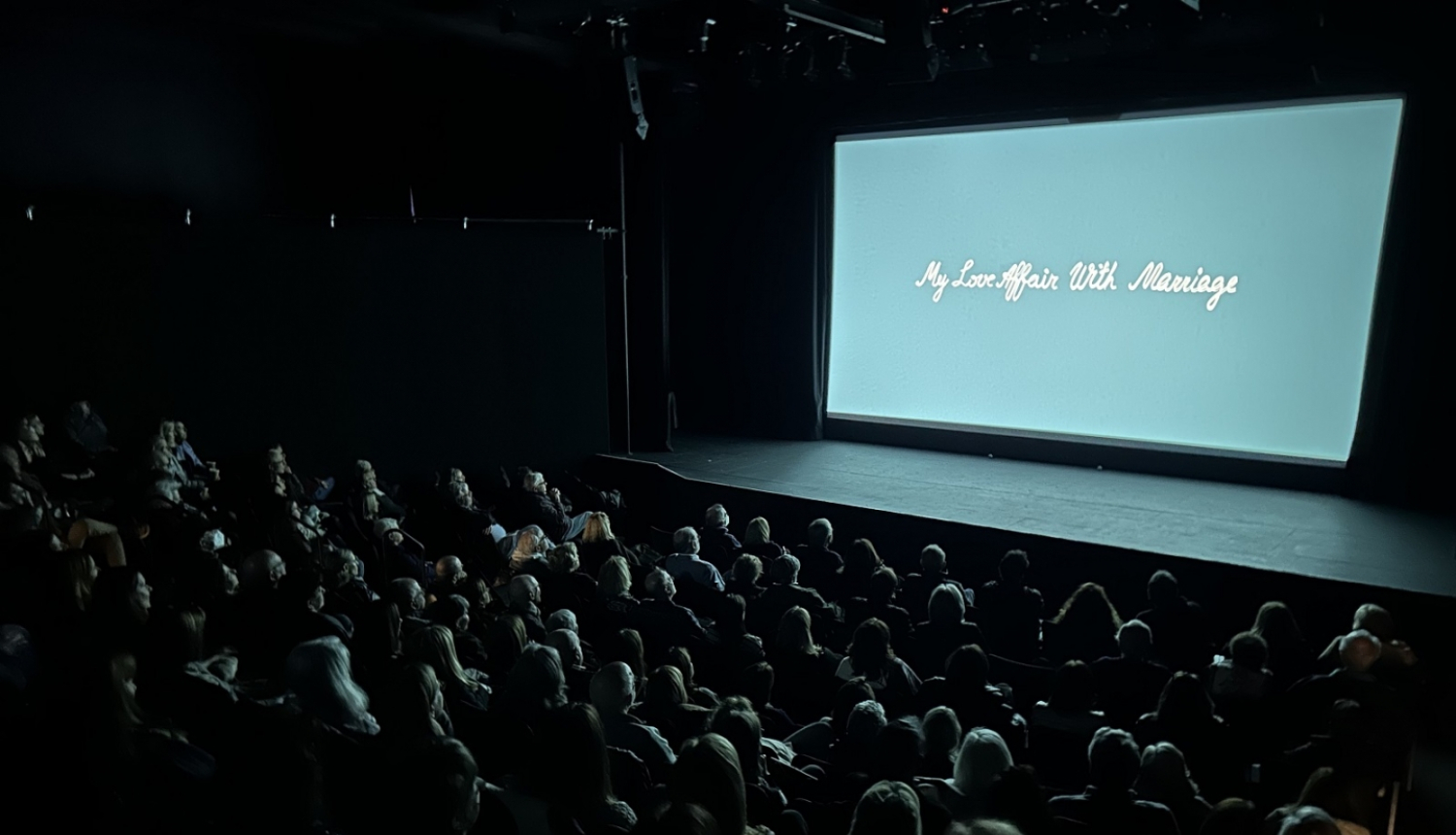 Kinozāle ar skatītājiem