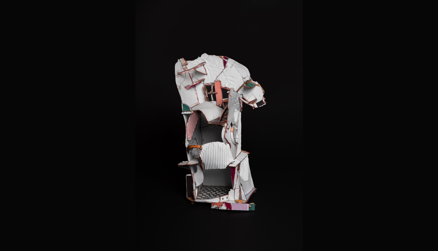 Pēteris Martinsons Jautrais nams (1998). Porcelāns, daļēji glazēts, virsglazūra, gāzes dedzinājums. 46,5 x 29 x 22 cm. Daugavpils Marka Rotko mākslas centra kolekcija.