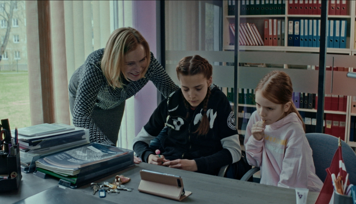 Kadrs no filmas “Māsas” (2022; režisore Linda Olte)