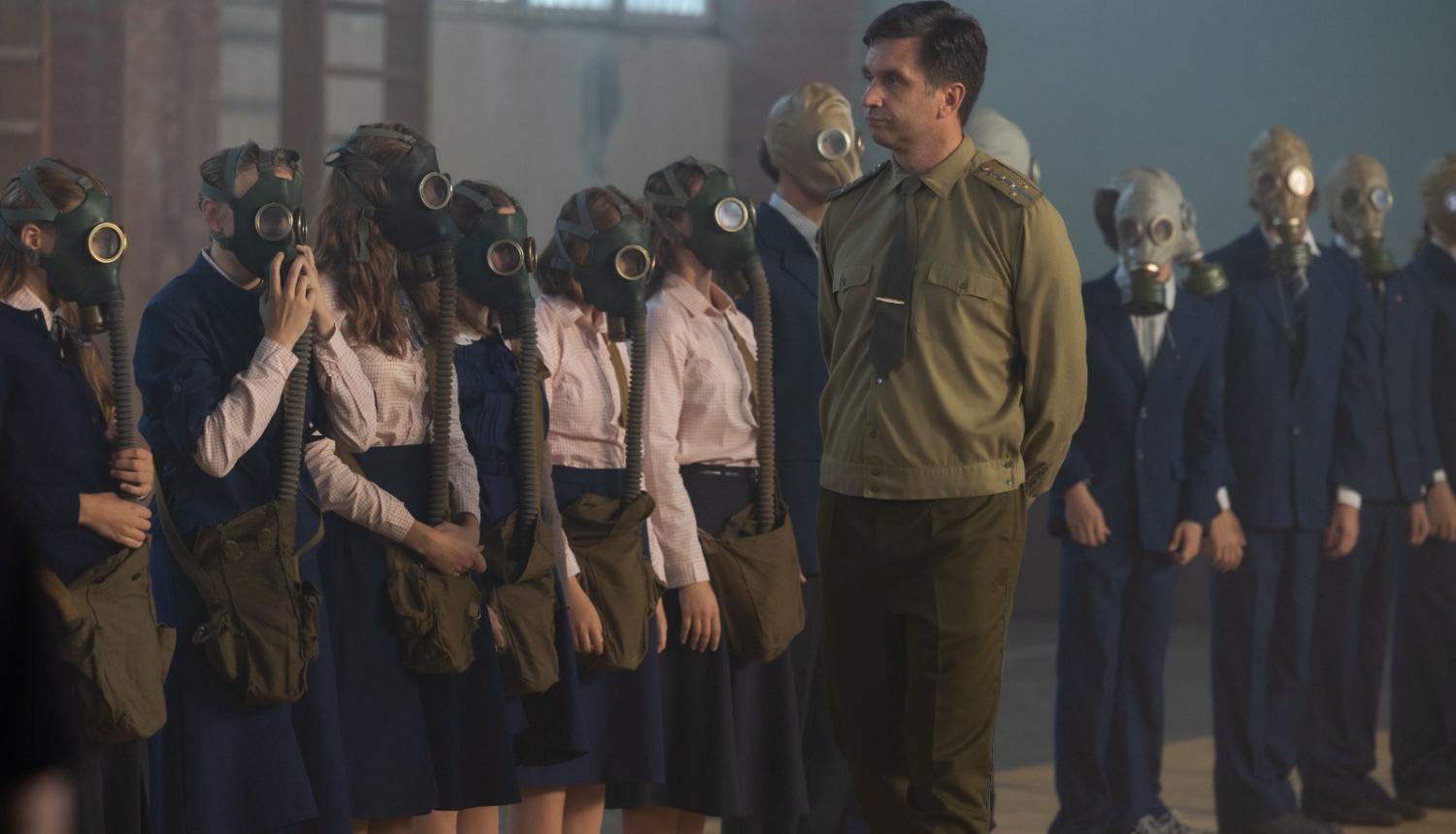 Skolēni filmā ar gāzmaskām