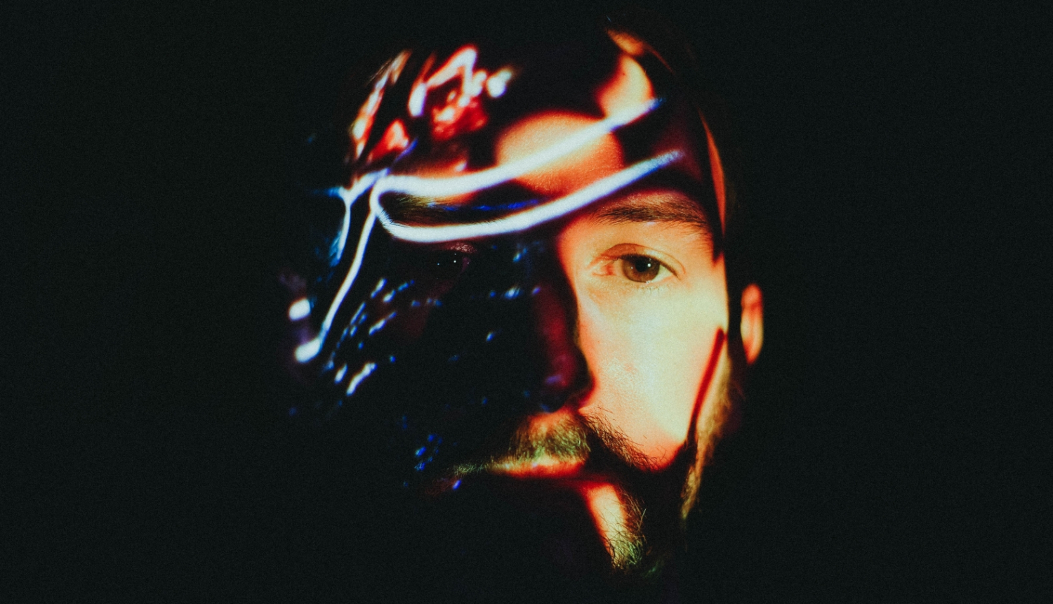 Britu elektroniskās mūzikas mākslinieks Makss Kūpers (Max Cooper)