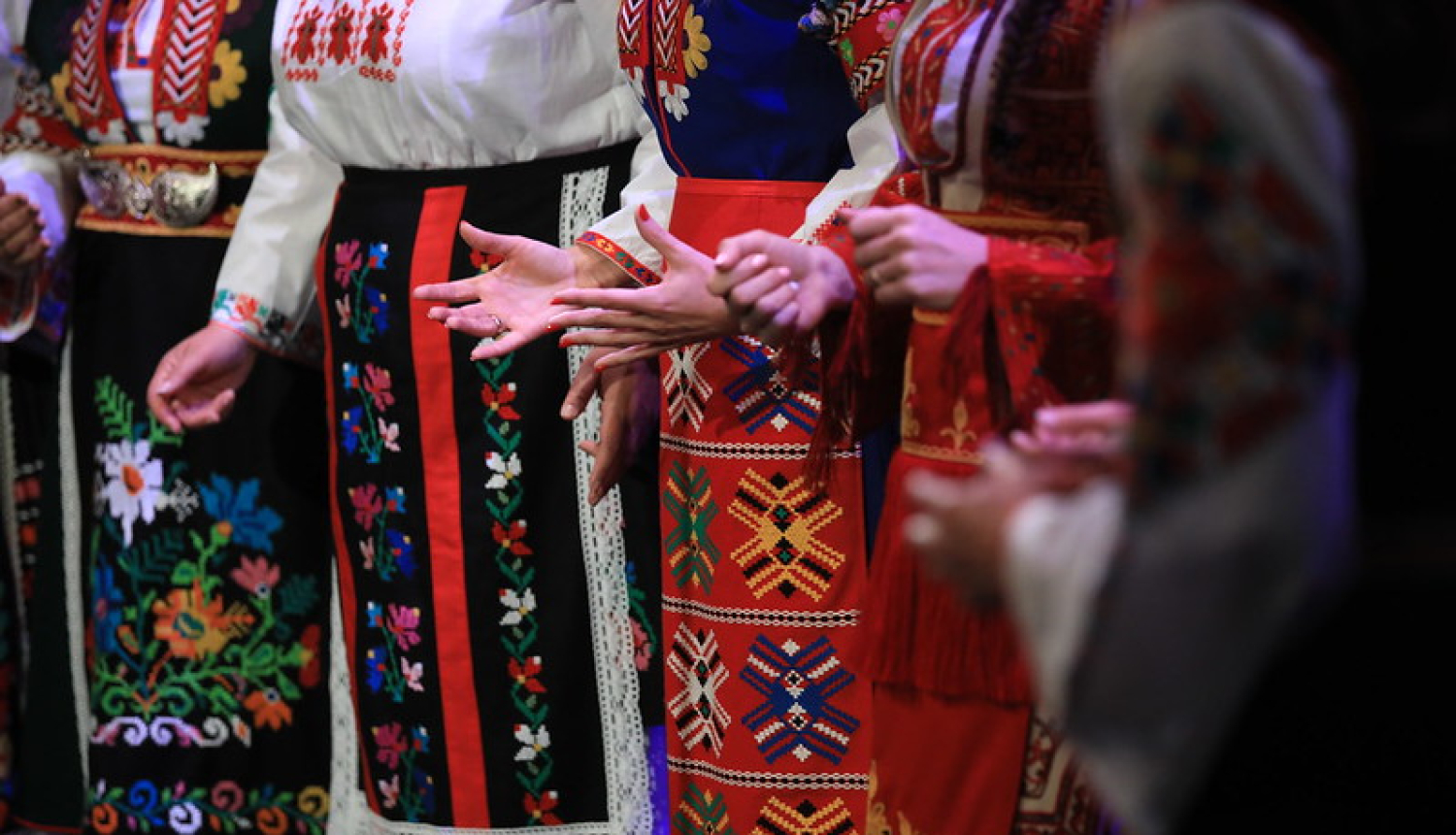 Sievietes tautastērpos