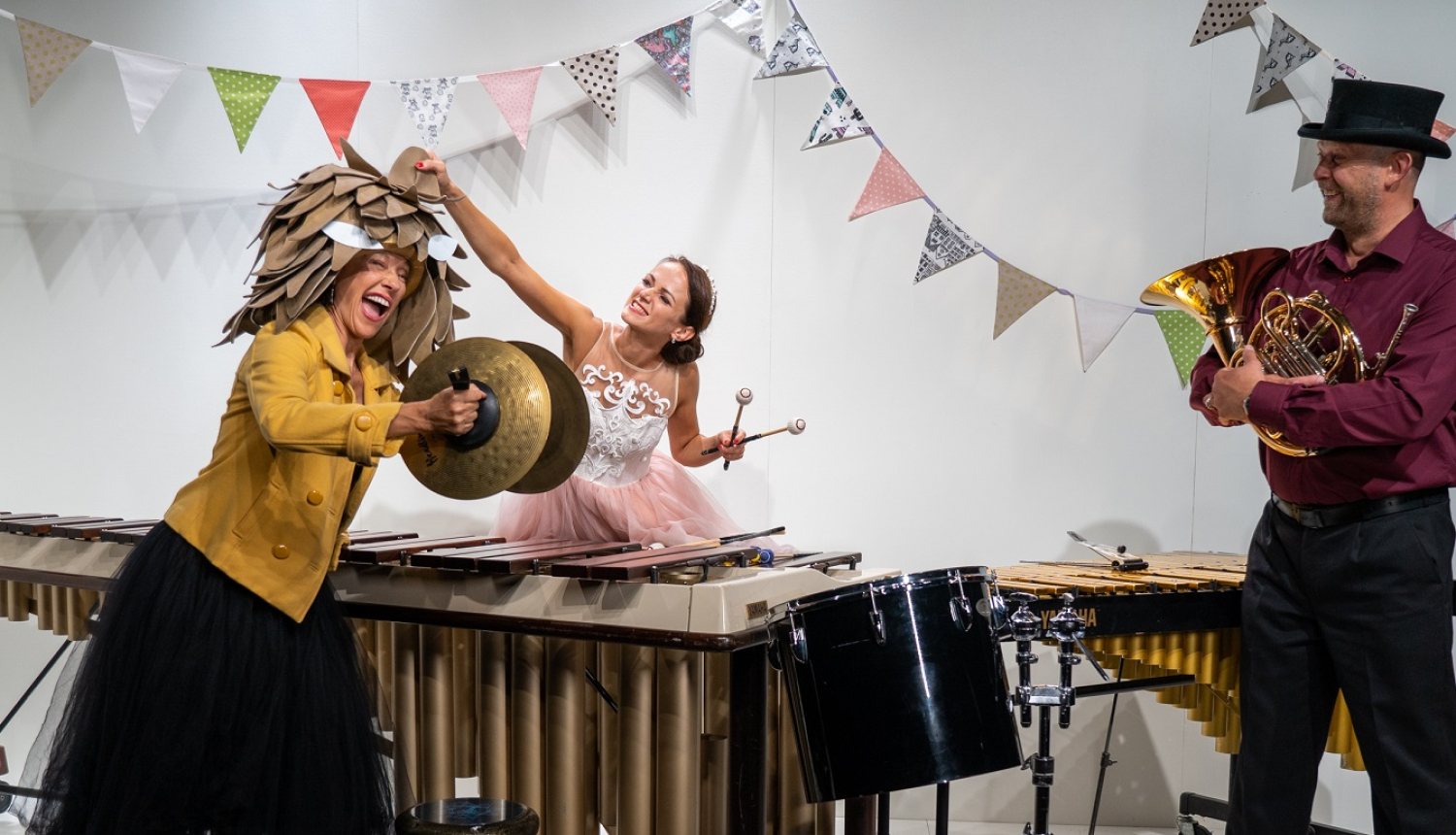 Aktrise Karīna Tatarinova kopā ar orķestra mūziķiem – sitaminstrumentālisti Martu Kauliņu-Pelnēnu un mežradznieku Ingu Novicānu