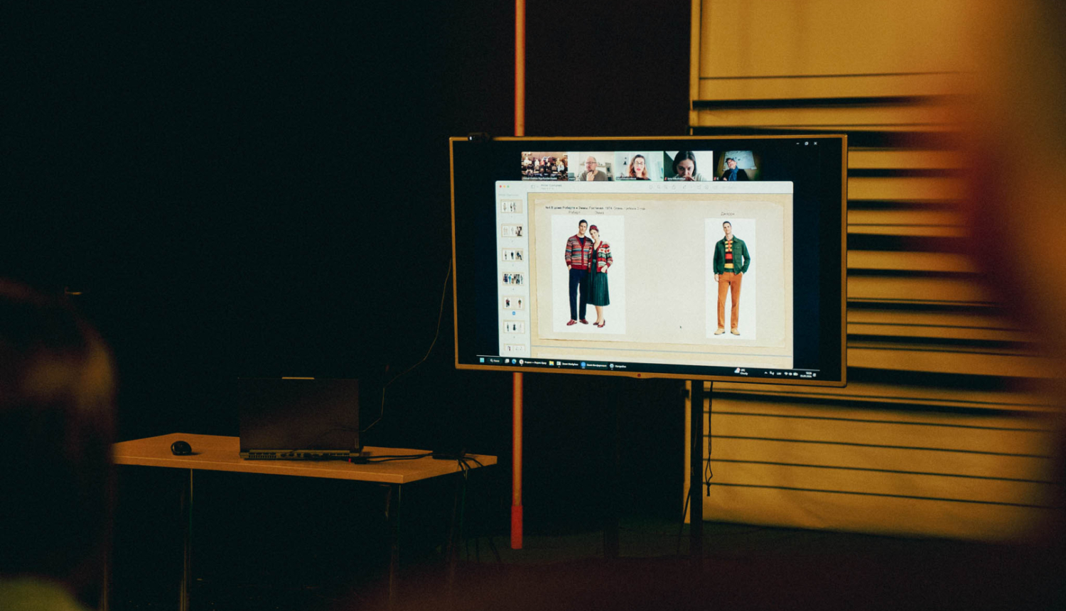 Maketa nodošanas Čehova teātrī, izrādes tērpu skices datora monitorā