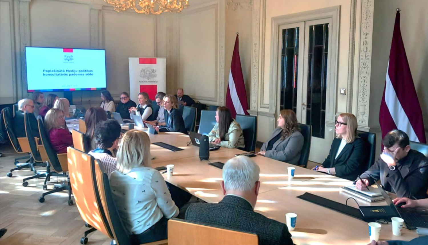 Mediju politikas konsultatīvās padomes locekļi pulcējušies uz sanāksmi Kultūras ministrijas sanāksmju zālē