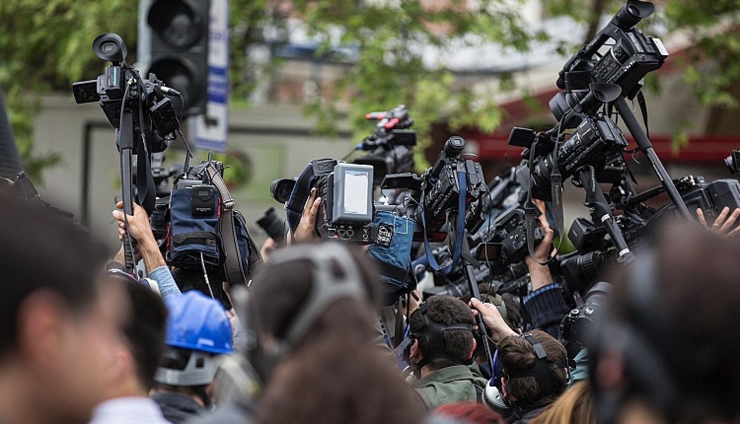 Mediju pārstāvji publiskā pasākumā ar filmēšanas kamerām