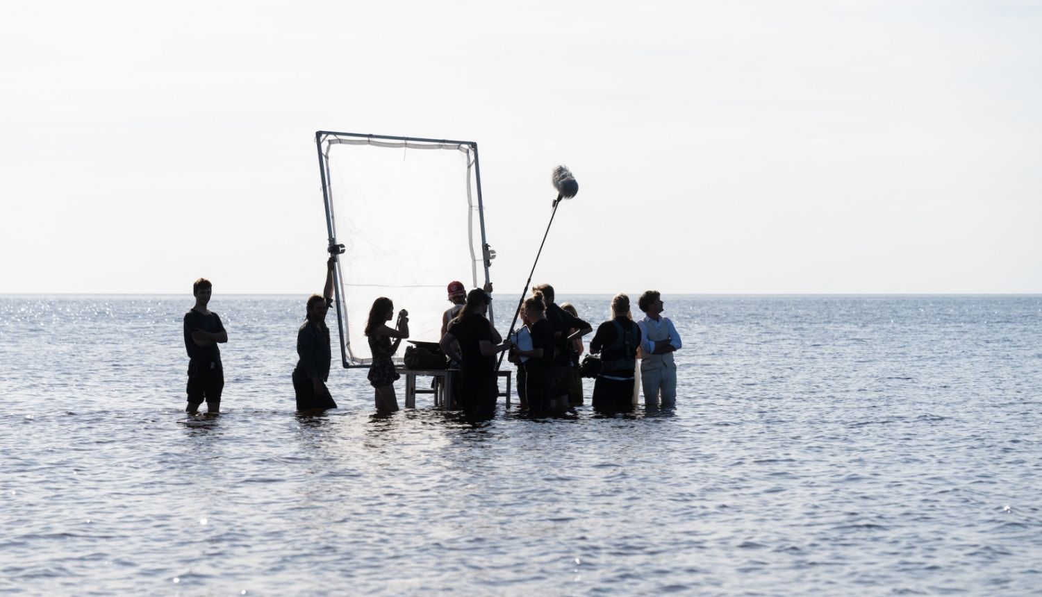 Filmēšanas komanda jūrā