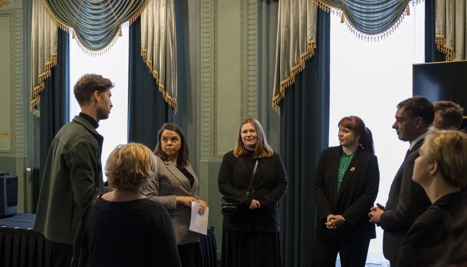 Septiņi cilvēki sapulcē