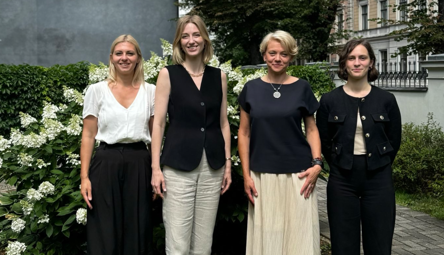 Četras sievietes pagalmā