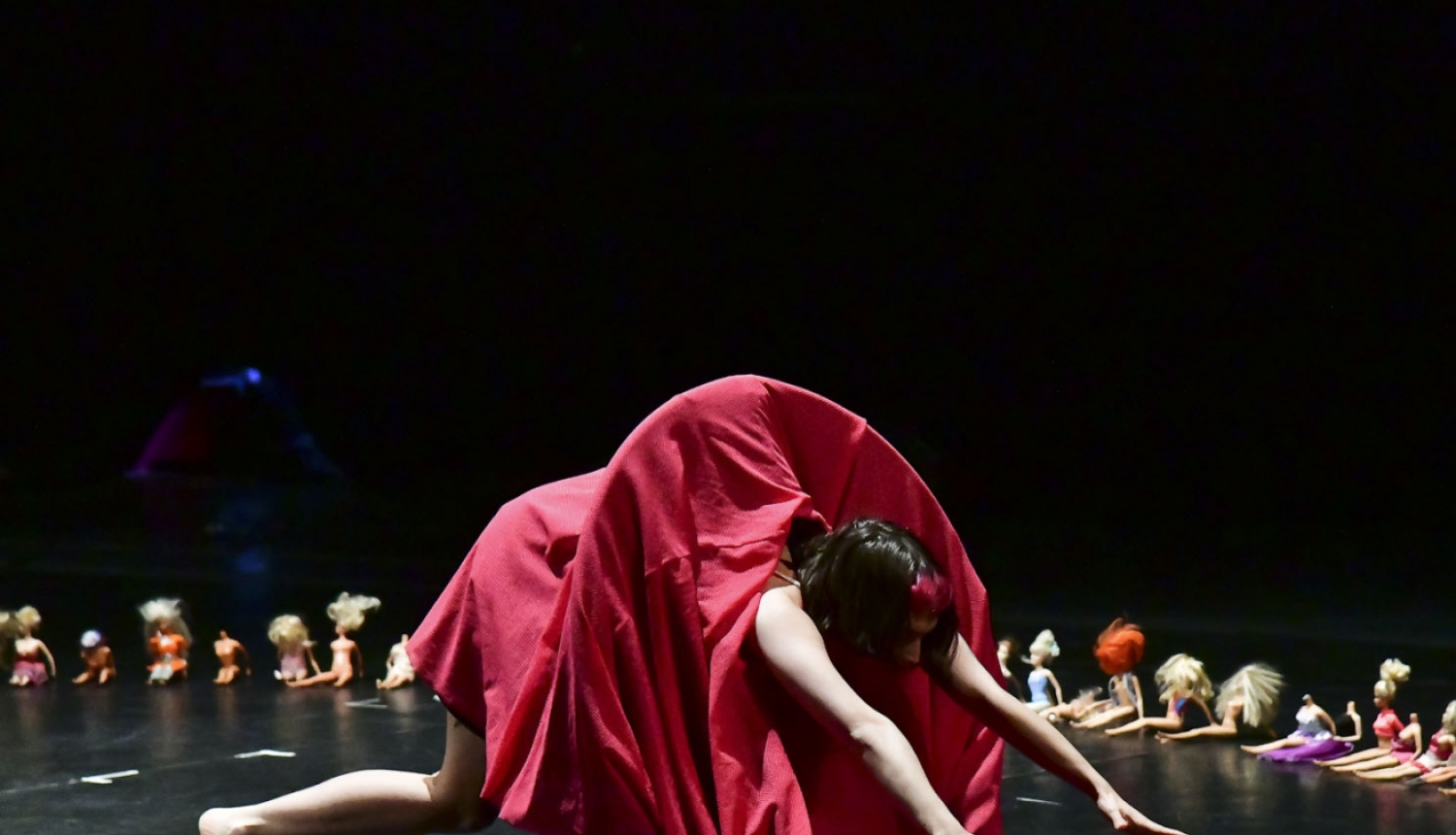 Cirka mākslinieks uz skatuves