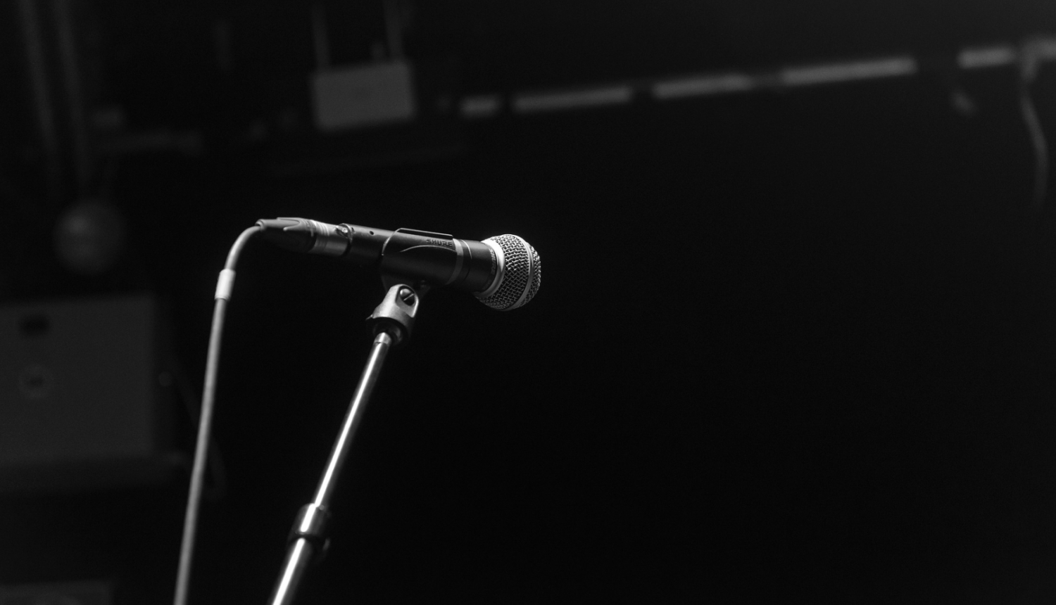 Mikrofons uz tukšas skatuves