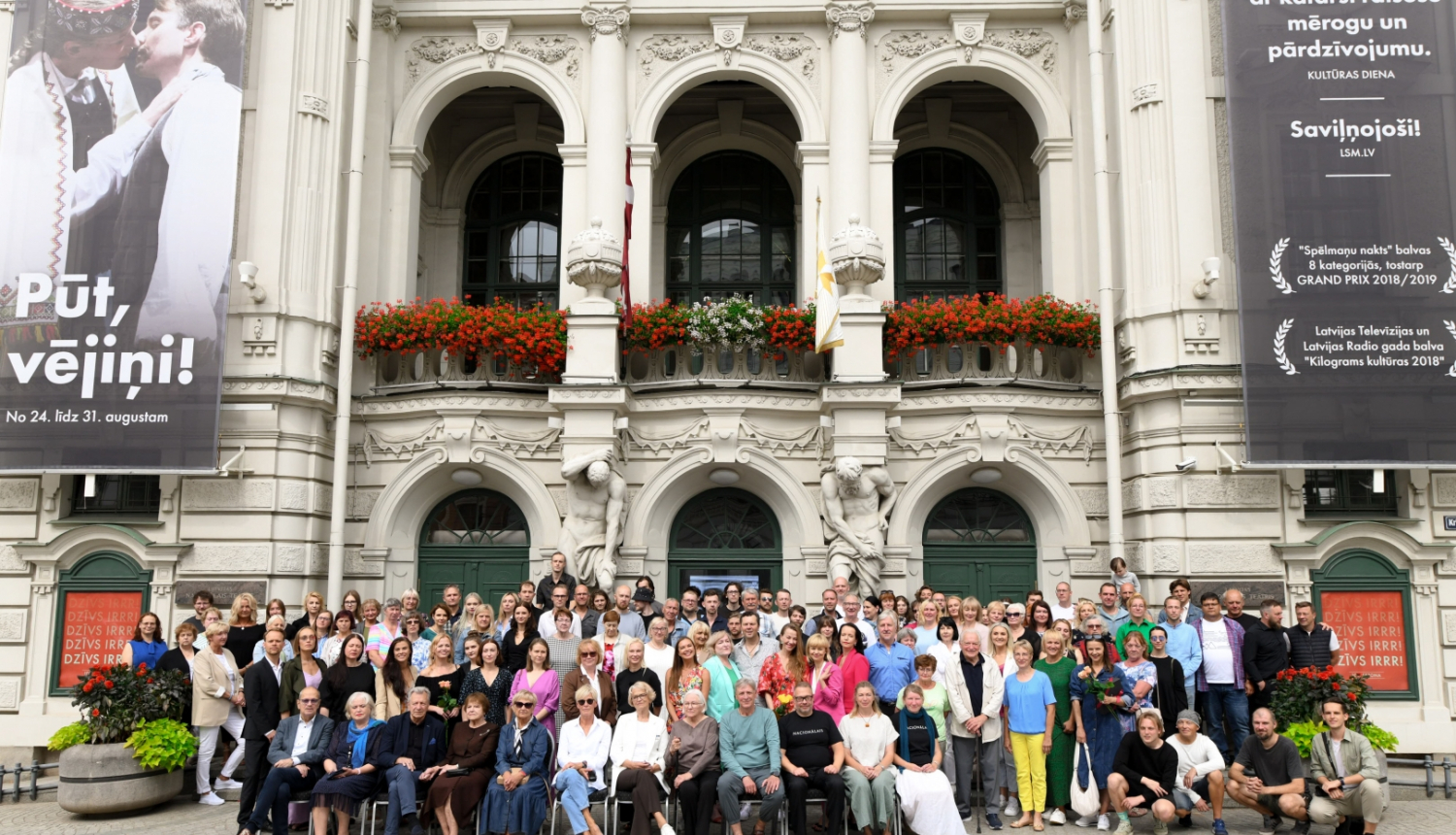 Teātra kolektīvs pie teātra ēkas