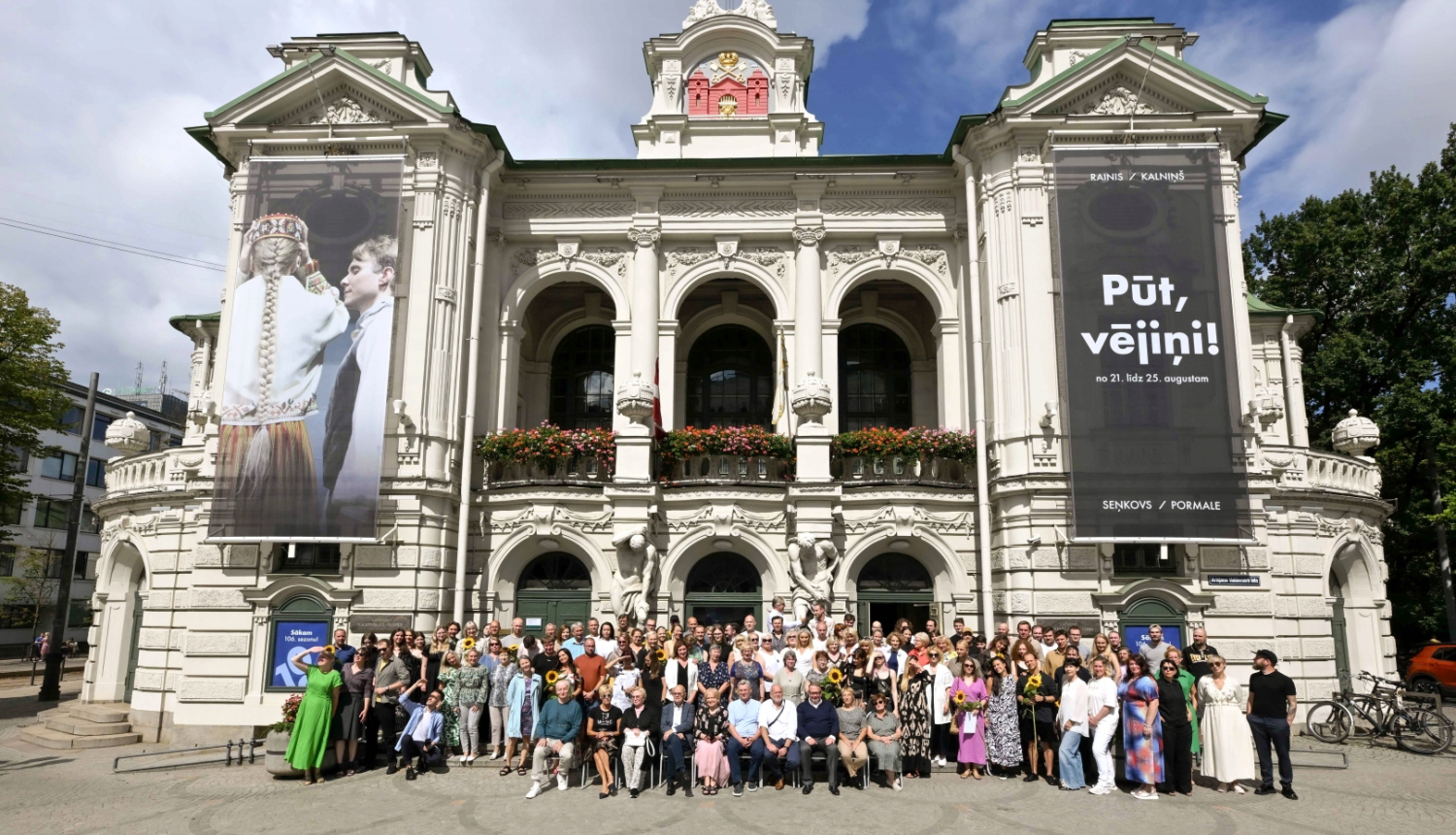 Latvijas Nacionālā teātra kolektīvs 106. sezonu iesākot pie Nacionālā teātra ēkas, foto: Kristaps Kalns