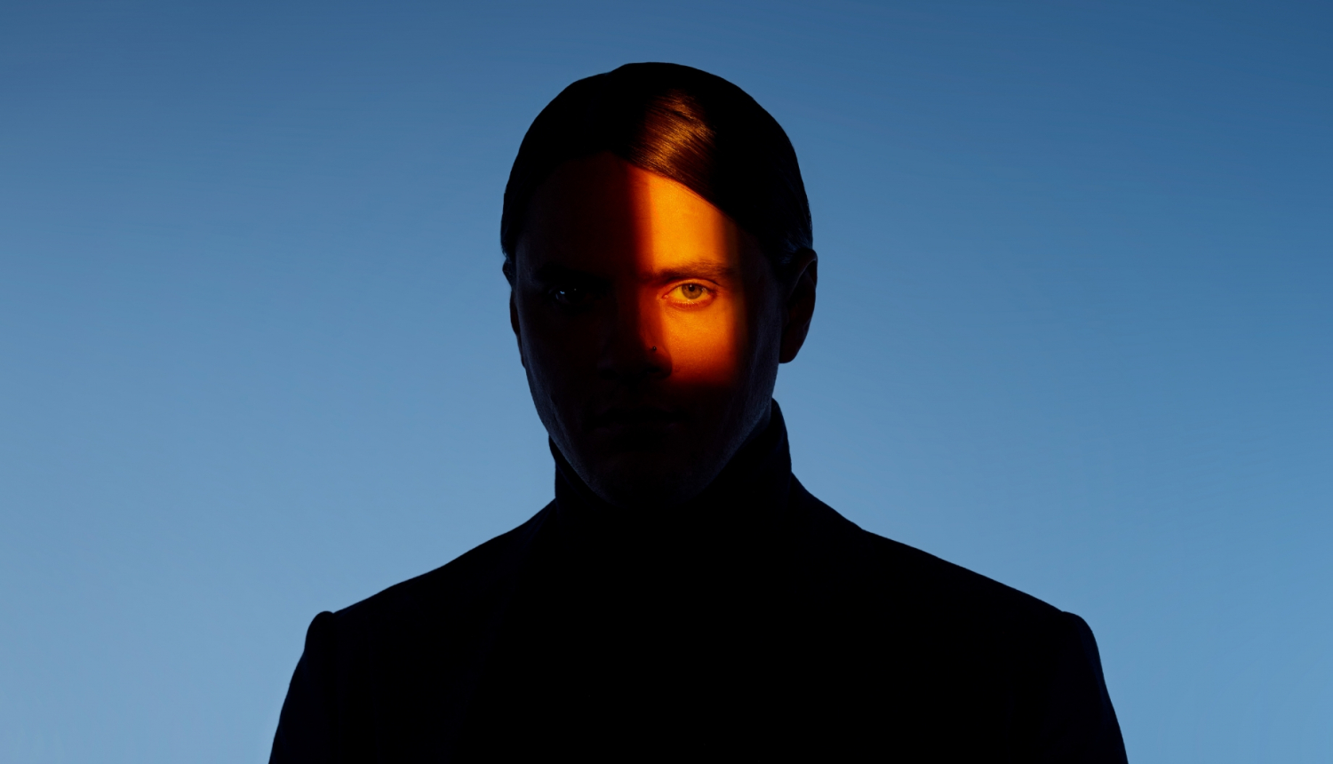 Vīrieša figūra ar izgaismotu seju