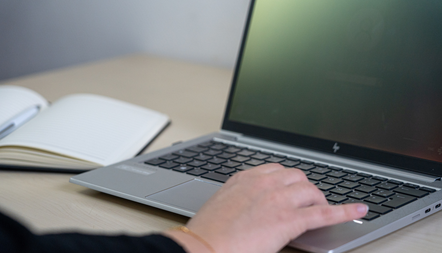 Darbs pie portatīvā datora