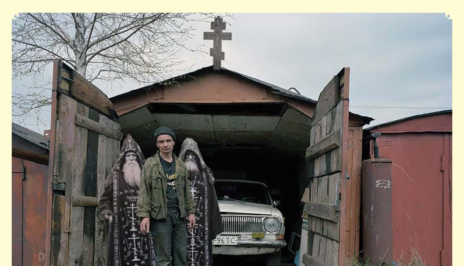 Cilvēks pie garāžas