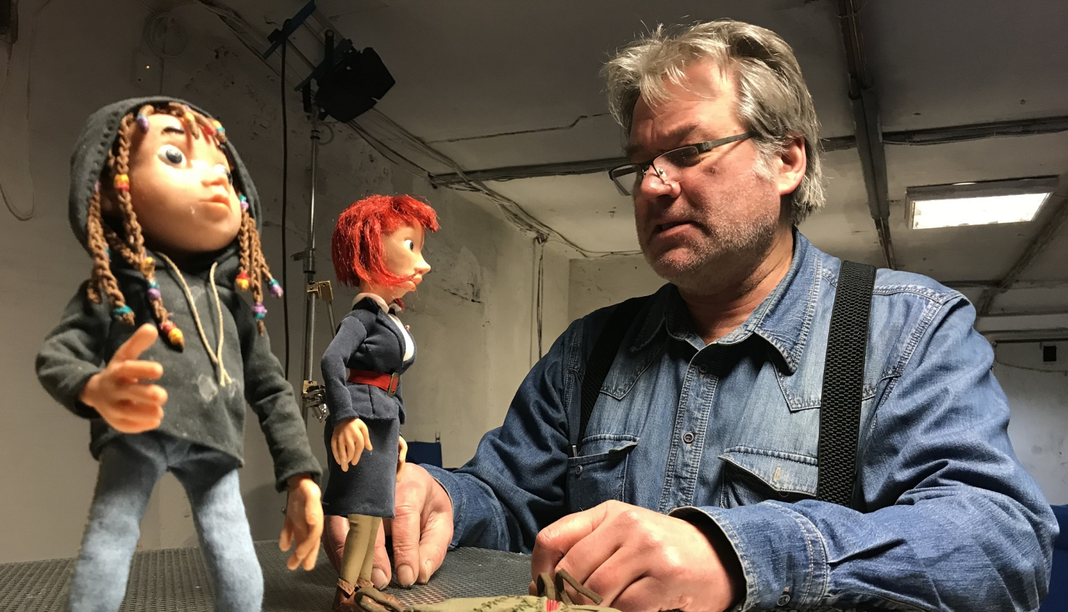 Nils Skapāns ar savas pēdējās filmas „Diendusa” varoņiem – Antoniju un viņas mammu (VFS Films fotoarhīvs)