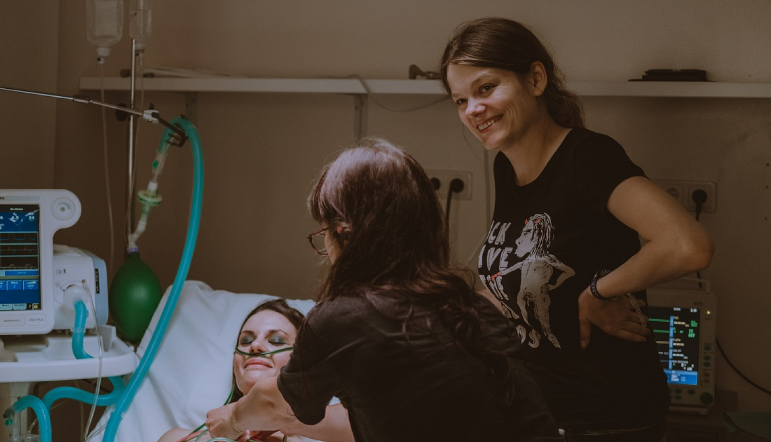 Režisore un aktrise filmēšanas laukumā