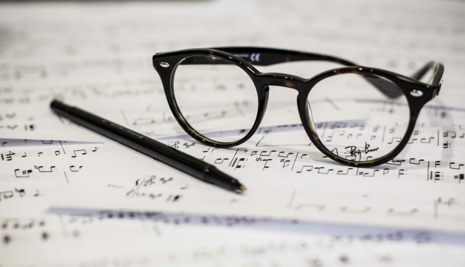 Nošu lapas, brilles un pildspalva