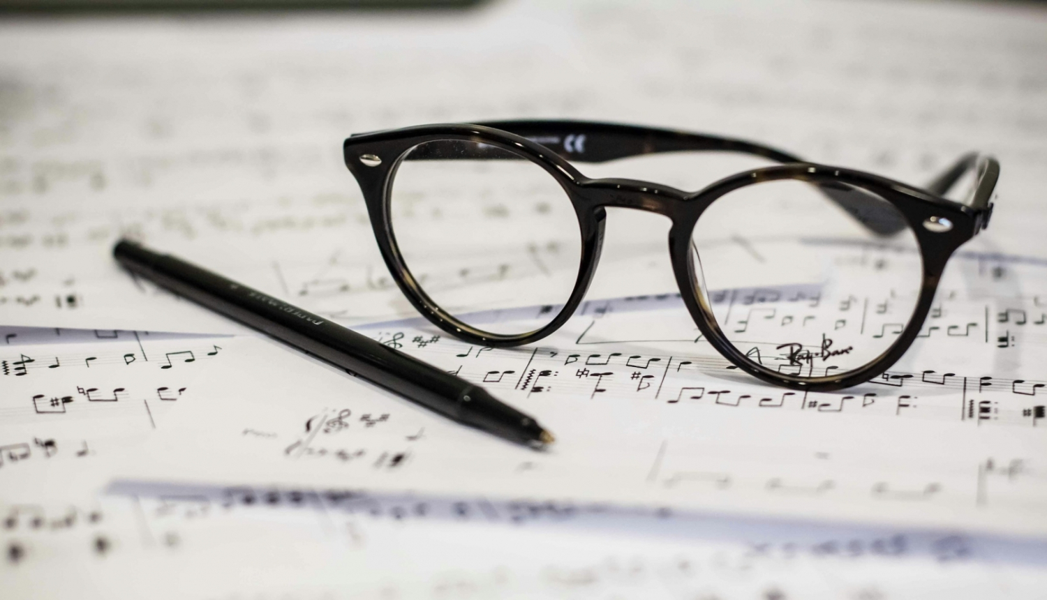 Nošu lapas, brilles un pildspalva