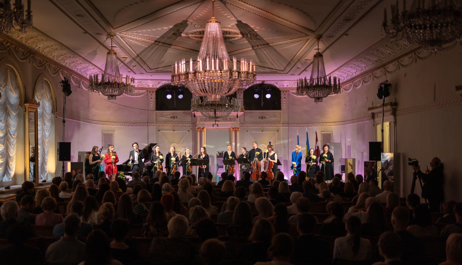 Koncerts pilnā skatītāju zālē