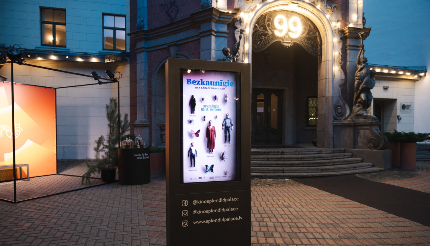 Kinoteātra ieeja ar filmas plakātu