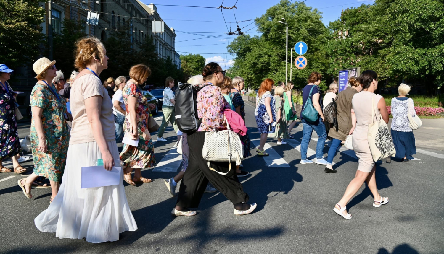 Cilveki pastaigā pilsētvidē