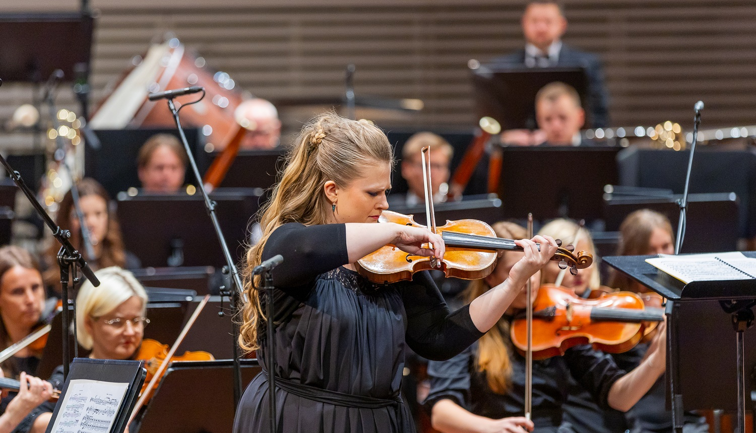 Liepājas Simfoniskais orķestris un vijolniece Paula Šūmane