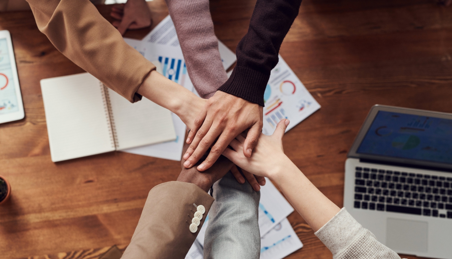 6 cilvēku rokas savienotas kopā
