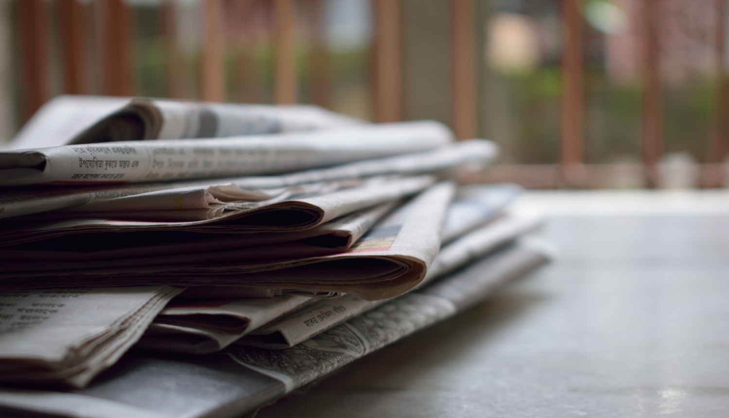 Preses izdevumi uz galda