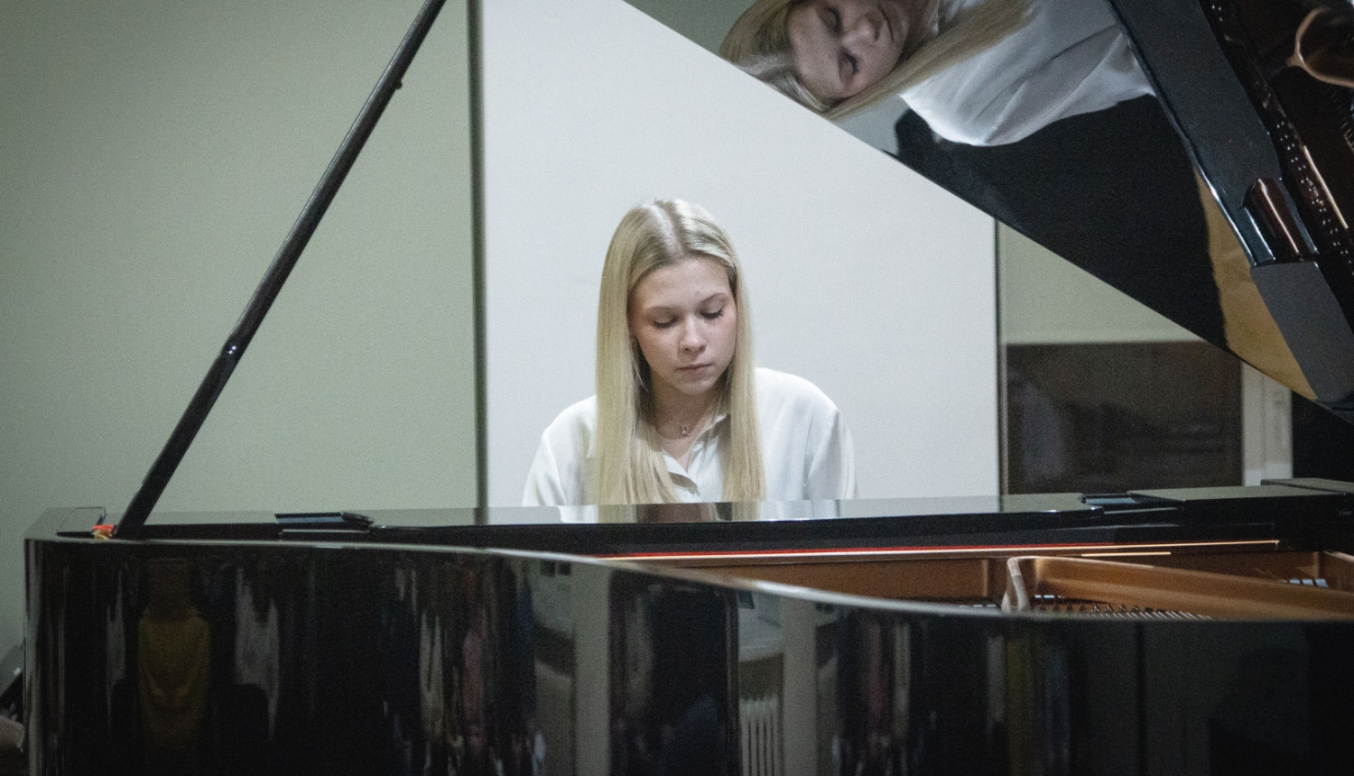 Pianiste pie klavierēm