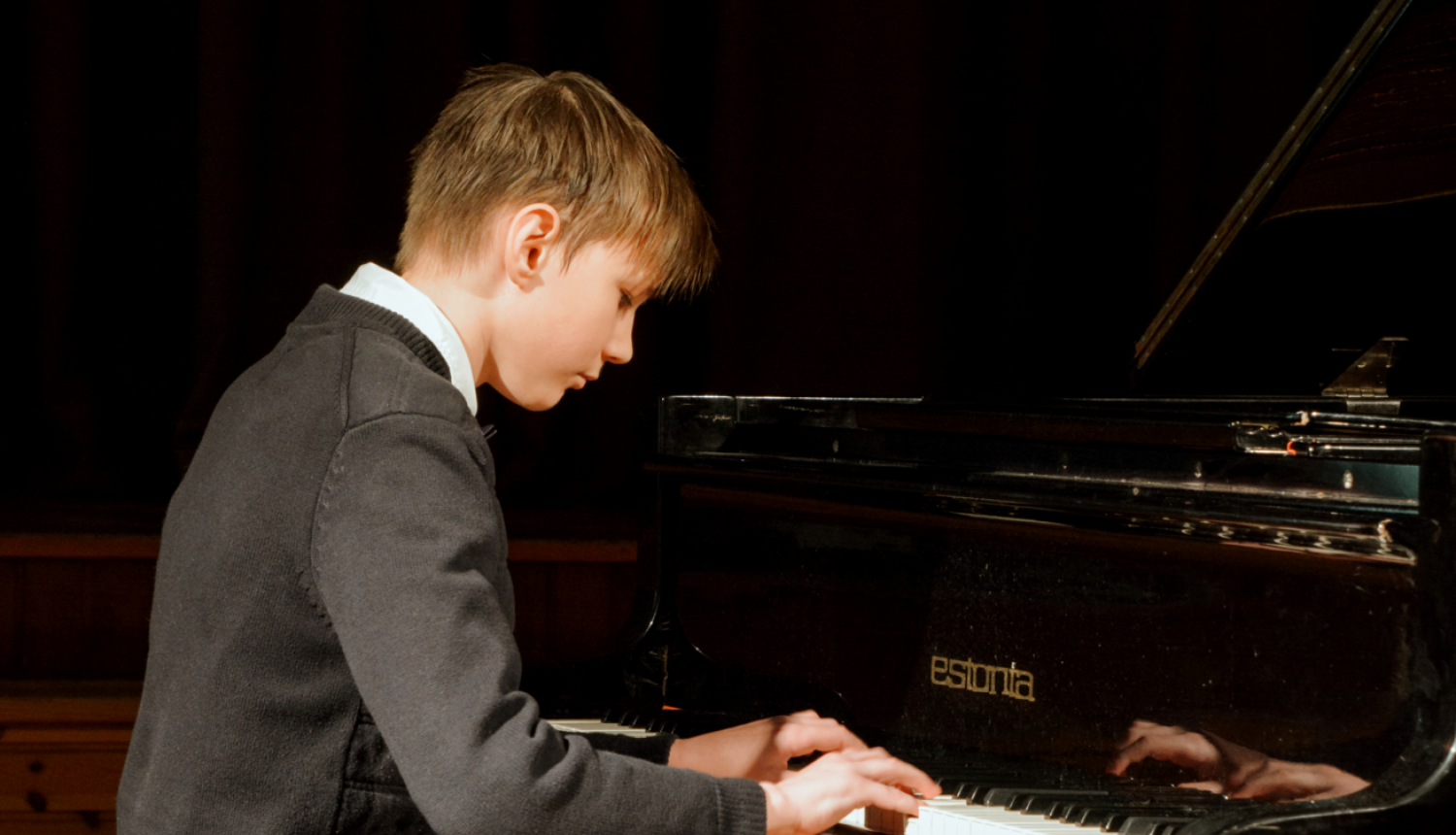 Zēns pie klavierēm