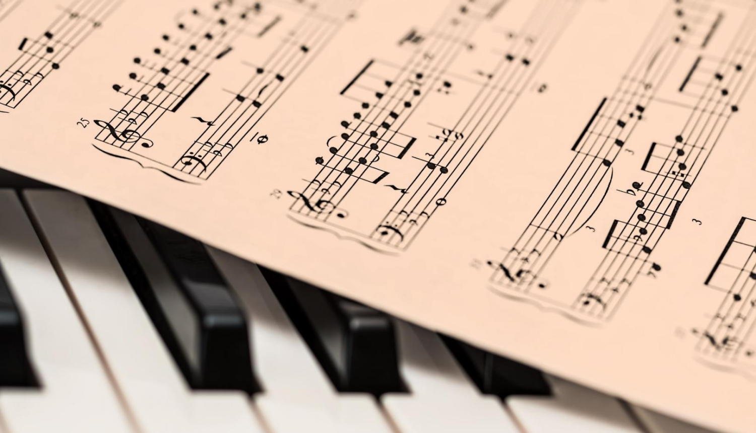 klavieres un nošu lapas