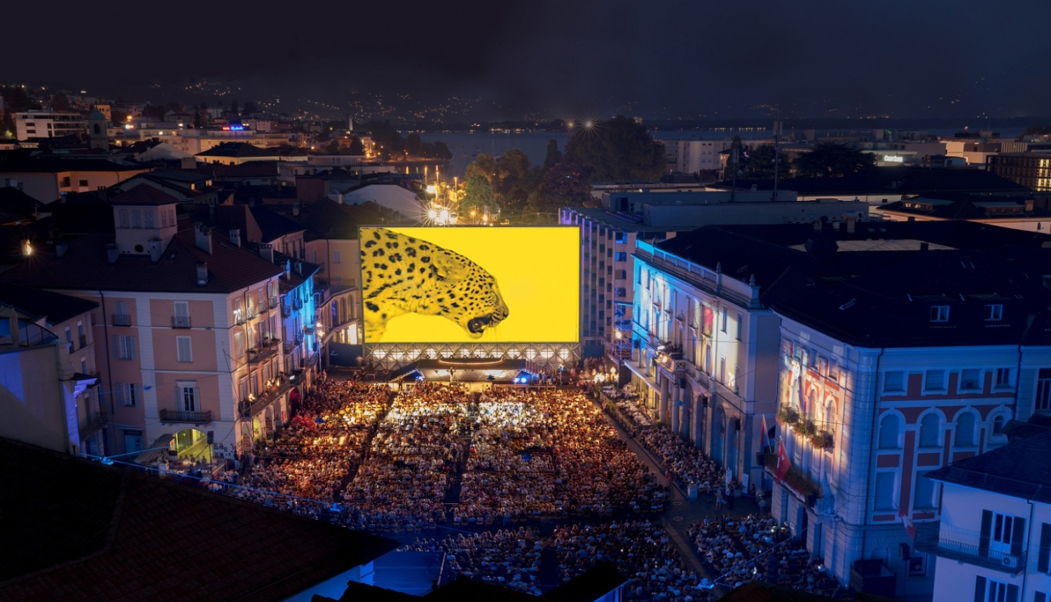 Izgaismota ēku grupa naktī