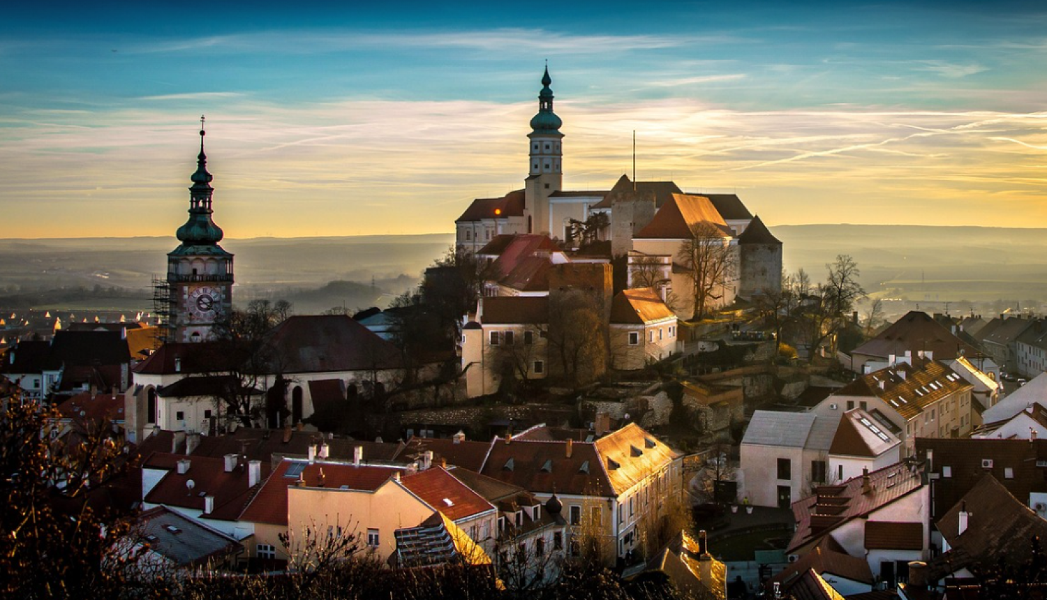 Pilsētas ainava naksnīgā apgaismojumā