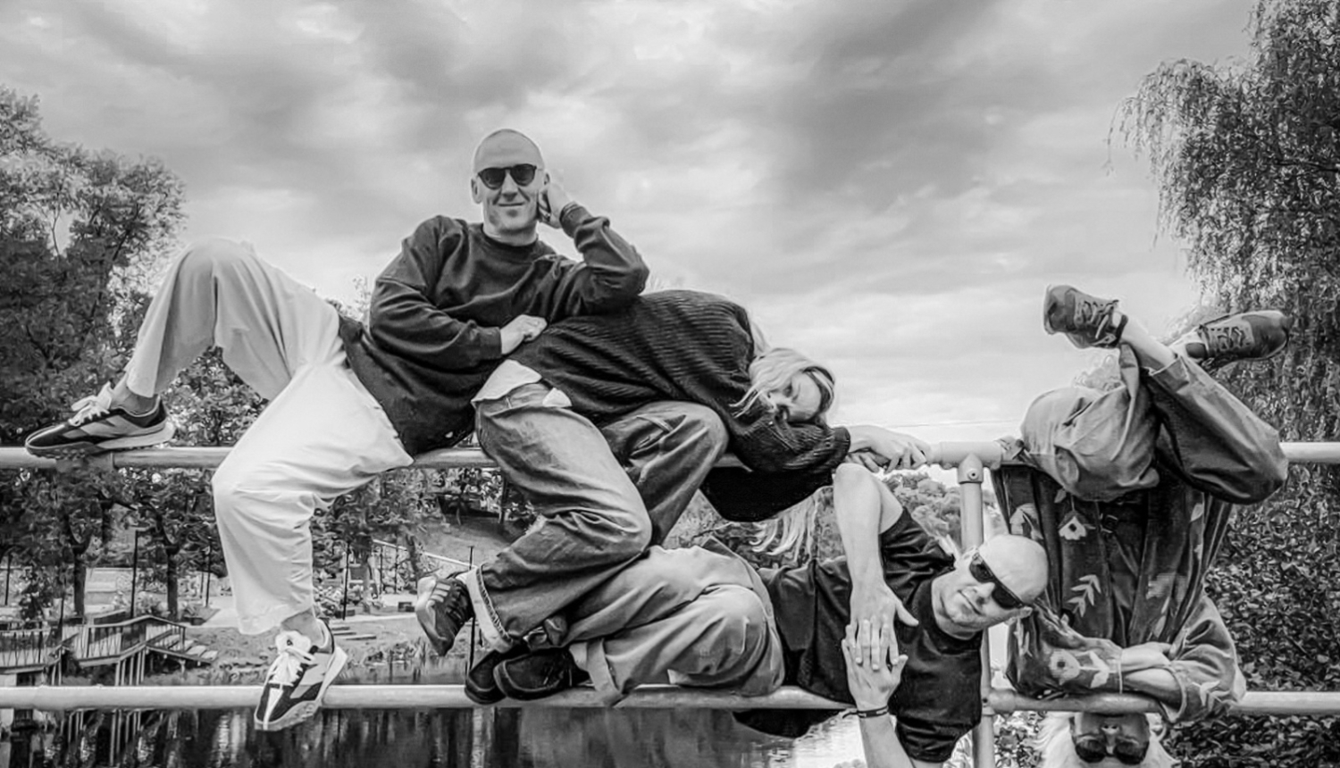 Četri laikmetīgās dejas dejotāji pilsētvidē