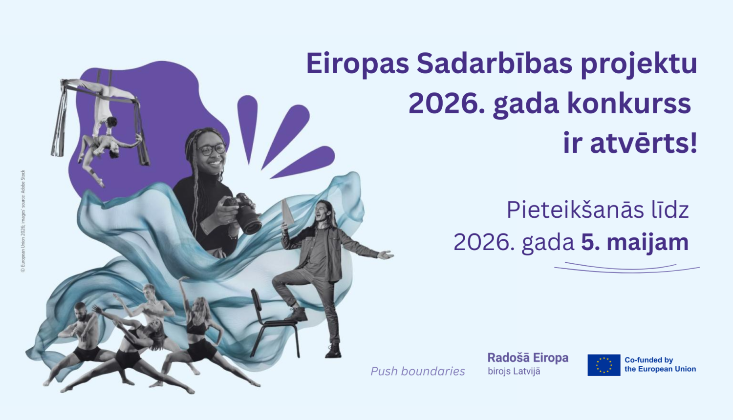 Vizuālais materiāls - attēla kreisajā pusē uz gaiši zila fona ir izvietots teksts "Eiropas Sadarbības projektu 2026. gada konkurss ir atvērts, pieteikšanās līdz 5. maijam". Attēla labajā pusē ir kolāža violeti-zilos toņos, kas attēlo cilvēku figūras - dejotājus, fotogrāfi, dzejnieku, kas ir vizuāli savienoti kolāžā ar krāsainu formu palīdzību 