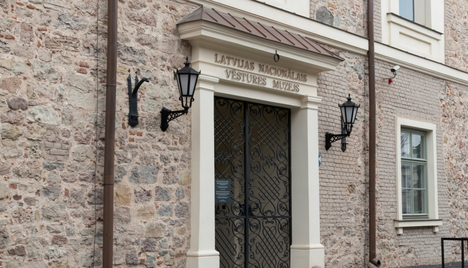 Rīgas pils fasāde, Latvijas Nacionālā vēstures muzeja ieeja