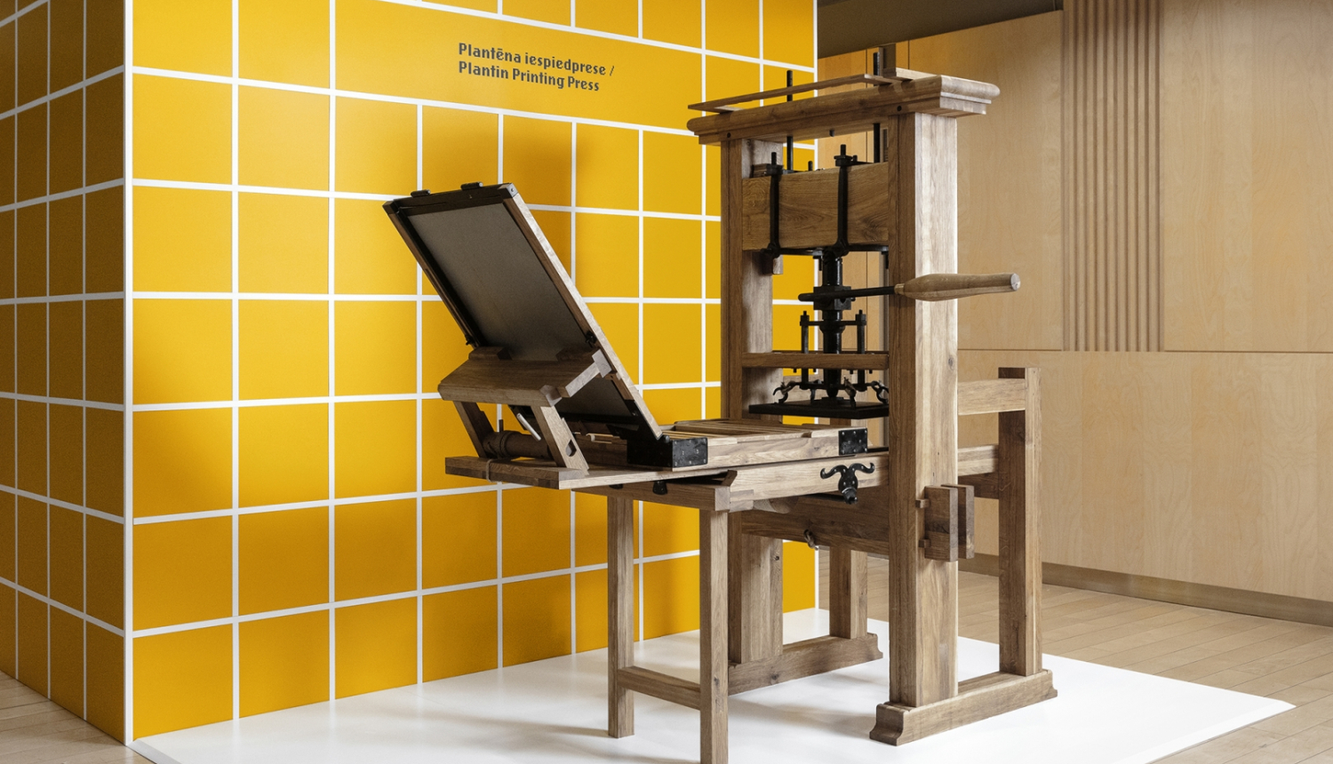 Eiropas tipogrāfa Kristofa Plantēna rekonstruētās iespiedpreses kopija Latvijas Nacionālās bibliotēkas 5. stāva ātrijā, foto: Reinis Hofmanis
