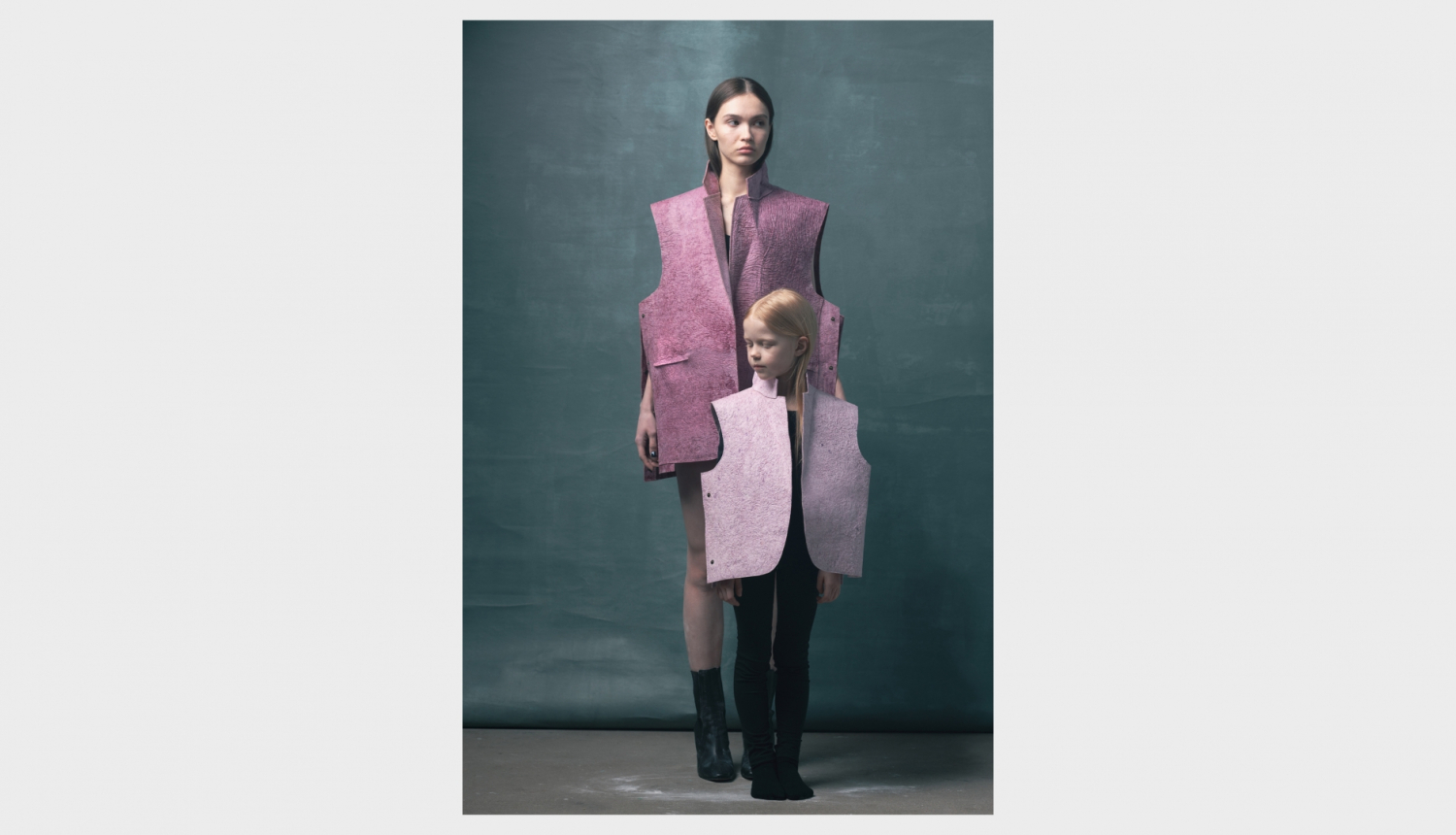 Grand Prix ieguvējs un produktu dizaina kategorijas uzvarētājs: «Pre–Loved» biotekstils. Darba autores - Sarmīte Poļakova un Māra Bērziņa. Darba pasūtītājs - «Studio Sarmīte».