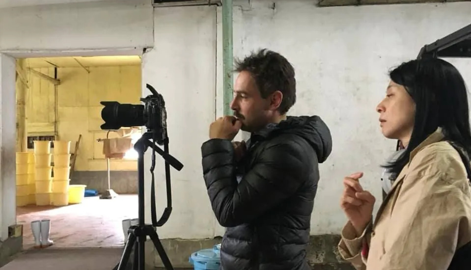 Japānas organizācijas “EU – Japan Fest” divi dalībnieki ar fotokameru