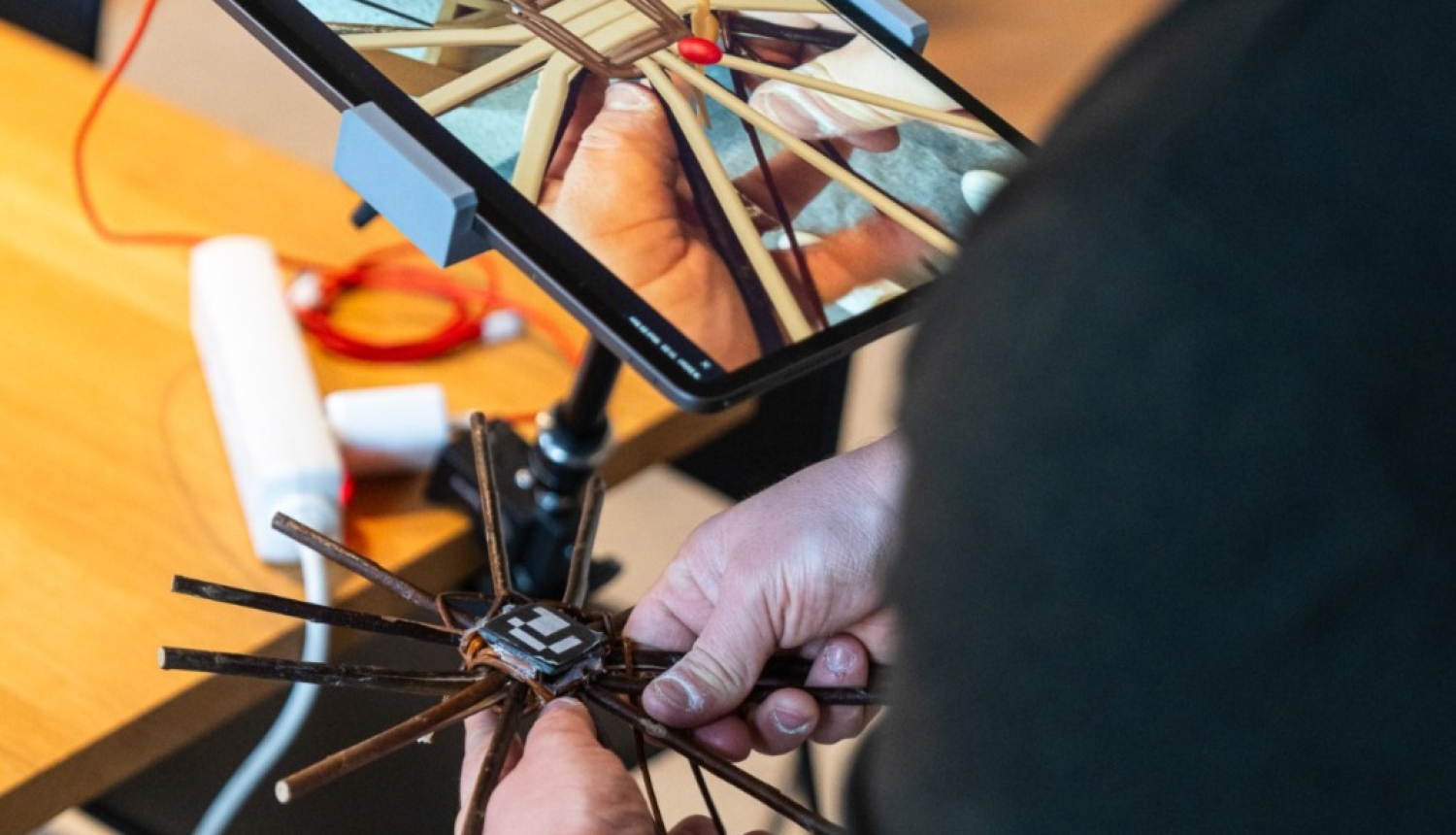 Stilizēta rotājuma "Ķists" taisīšana pēc attēla planšetdatorā