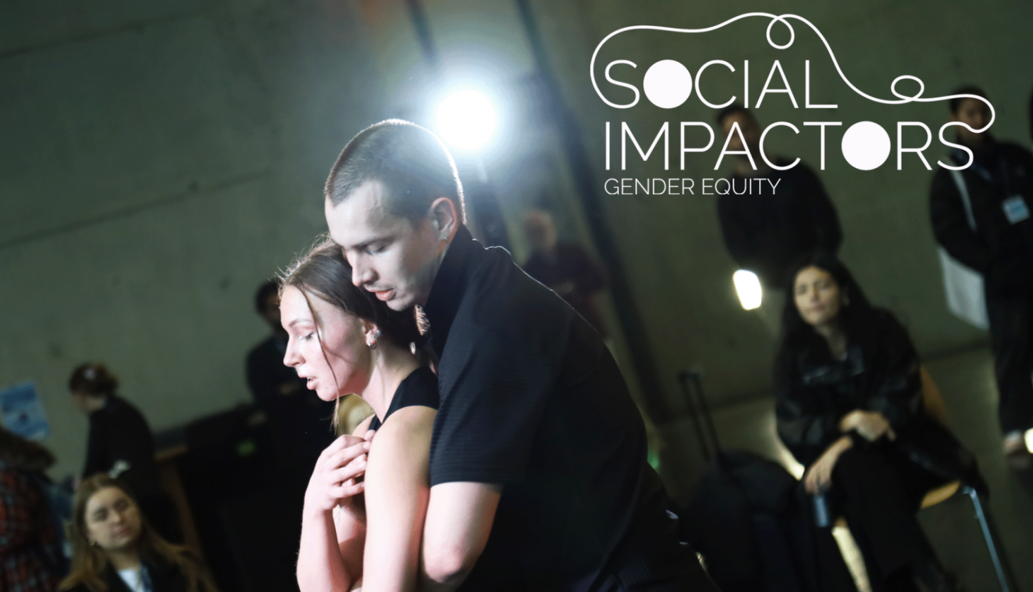 Asociatīvs attēls - sievietes un vīrieša laikmetīgās dejas performance uz skatuves